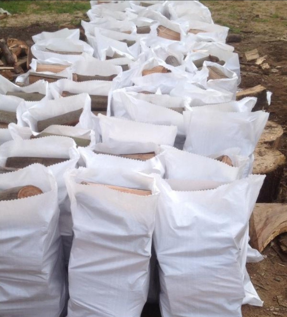 Sacos de leña de almendro